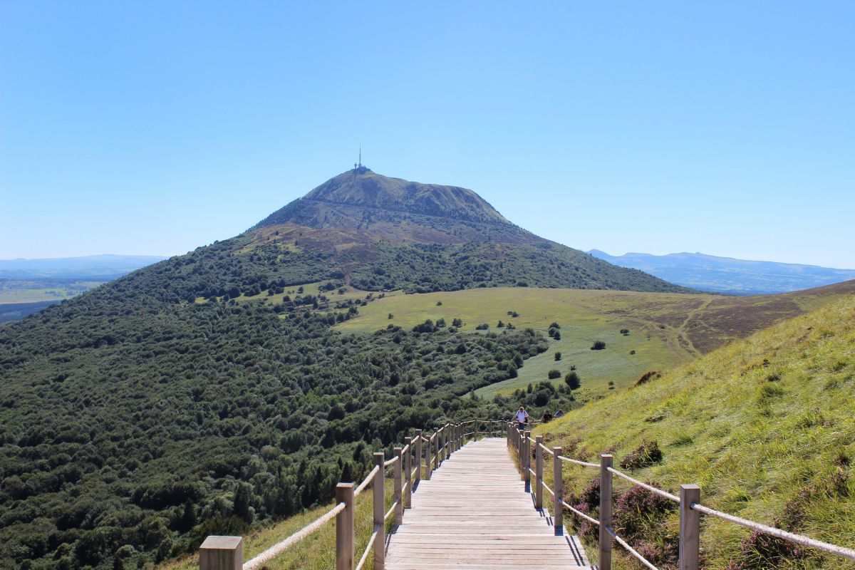 FrenchMountains's tweet photo. The magnficent Puy de Dome in the Massif Central #NotJustTheAlps #FrenchMountainsNaturally @OTMassifCentral https://t.co/y1R7bHe7eU