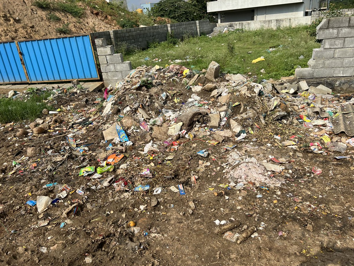 gomatidj's tweet photo. @AarushJoshi9 @BBMPCOMM @BBMPSWMSplComm @BbmpchdTeam @shrikant_80 @sdj_01 @Jaikulki These pics are from JP Nagar 8th Ph, RLF Residency, 80' Rd, near RVIT. The entire road is filled garbage,nobody seems to be bothered. Even after MLA visited &amp;numerous complaints, nothing has been done.The road is stinky &amp; filthy. Unfortunately Bengaluru has become a garbage city https://t.co/uJeMzyfGmm