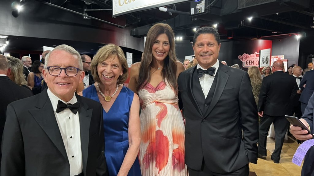 nauseef's tweet photo. Congratulations @foxhillbarbara + Mills Family -  @GalaOfHope raised over $1.7Million for Cancer &amp; celebrate legacy of Bob Mills-amazing night! https://t.co/EXp8BZbLAE