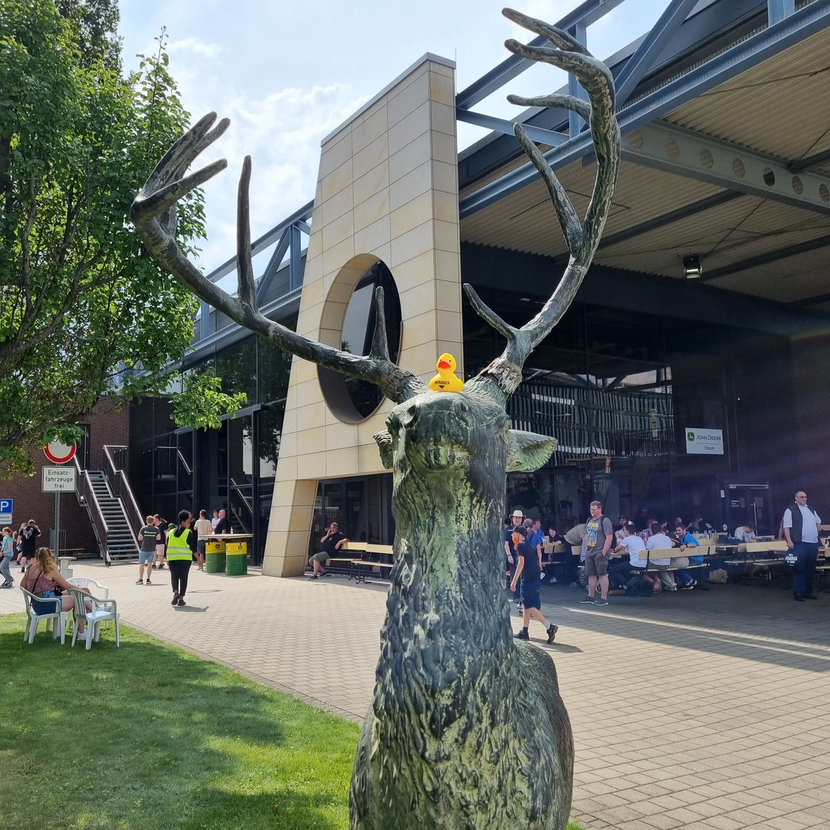 Nitrado_EN's tweet photo. Not only ourselves but also our trusty #NitraDuck was on its feet all day at #FarmCon22.
"She doesn't have any feet!", we hear you say? Well, she doesn't need to with her two new friends. ๐ค https://t.co/dnJ1P38Xev
