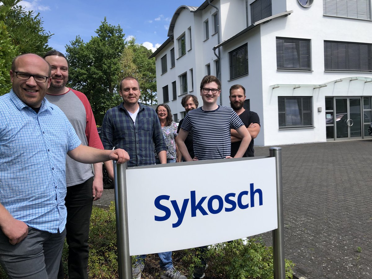 Sykosch.de Edition Eins mit Grillwurst 1️⃣ 🌭 Wir freuen uns sehr über den Start unserer neuen Programmversion Sykosch.de Edition Eins. Ein guter Grund dafür, wieder einmal den Grill auf dem Sykosch Campus anzuwerfen 🥳☀️ #sykosch #team #immobilien