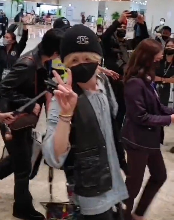 qwertyoupie's tweet photo. Yoshi noticed a teume focusing their camera on him so he stopped his track and posed. YOSHI, OUR SWEETEST BOY! Welcome to the Philippines 😭

@treasuremembers
#TREASUREinManila https://t.co/qZURlrYbT8
