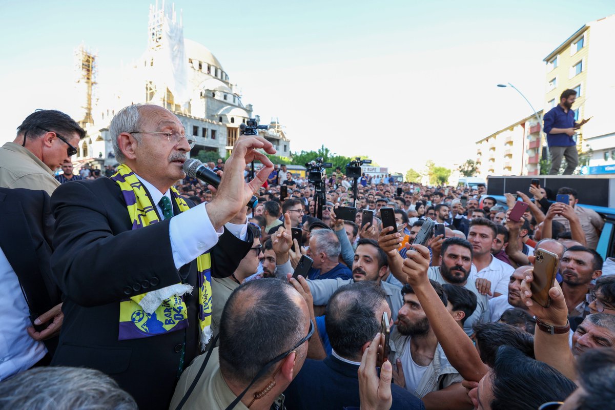 YeniPartiFoto's tweet photo. Cumhuriyet Halk Partisi Genel Başkanı Kemal Kılıçdaroğlu, Ağrı’da Cumhuriyet Caddesi üzerinde vatandaşlara seslendi. https://t.co/iHsvRRhacL