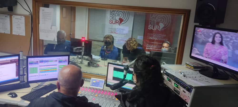 laradiodelsur's tweet photo. #EnDesarrollo || Sintoniza en vivo nuestro programa especial "Chávez amigo del pueblo", moderado por Nieves Valdez a través del siguiente enlace:

🖥️ https://t.co/giaShic2TX

#68AñosEnElCorazónDelPueblo https://t.co/c1ZmGutsSq