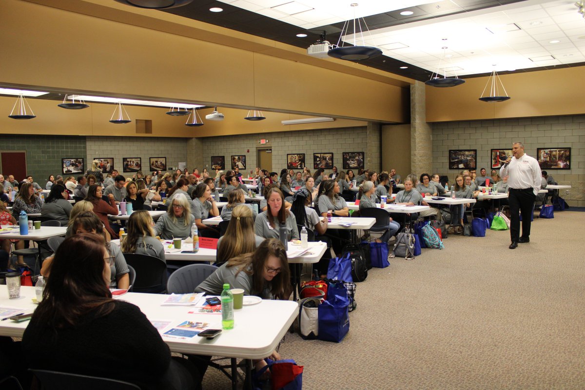 It's New Teacher Orientation Day!

Thanks to our Teacher Locker volunteers for helping get swag bags out!

Learn more about Teacher Locker and how to volunteer at evscfoundation.org/teacher-locker/
