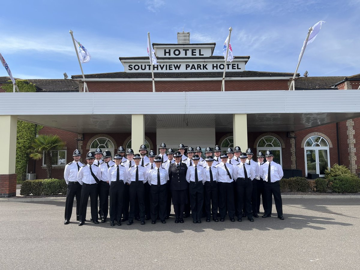 DCCLincsPolice's tweet photo. Such a great pleasure to Meet with @cohort31 with families and friends to celebrate the end of classroom phase of their student officer experience. What a smart impressive bunch. The future of policing is bright 😁😁. Good luck in court tomorrow 👍👍 https://t.co/NQ2c5PF7v3