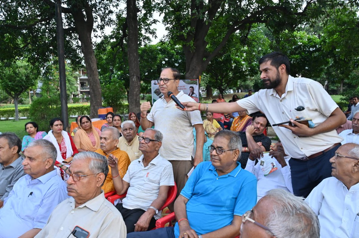 OfficeRajeshwar's tweet photo. माननीय विधायक @RajeshwarS73 जी के प्रयासों से क्षेत्र की जनता को स्वस्थ जीवन जीने का अवसर मिलेगा। वे खुली हवा में आधुनिक उपकरणों से लैस जिम में व्यायाम करने का लाभ उठा सकेंगे। हिंदनगर वार्ड सेक्टर डी के नेबरहुड पार्क में ओपन जिम के विषय पर प्रतिनिधि-पार्षद द्वारा संवाद-सभा की गई। https://t.co/Kg4xoooye6