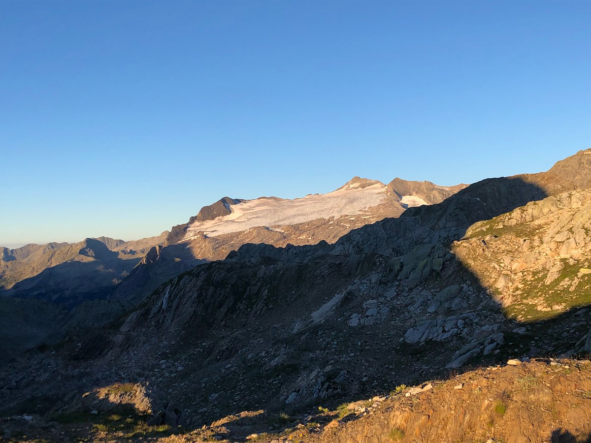 MeteoSvizzera's tweet photo. Ghiaccio del #Basodino: a inizio luglio lo spessore di ghiaccio aveva già perso quasi un metro. Nel #meteoblog di oggi presentiamo il bilancio di massa dell'inverno 2021/22: https://t.co/1T71IcQSIu https://t.co/AW57WxcJdM