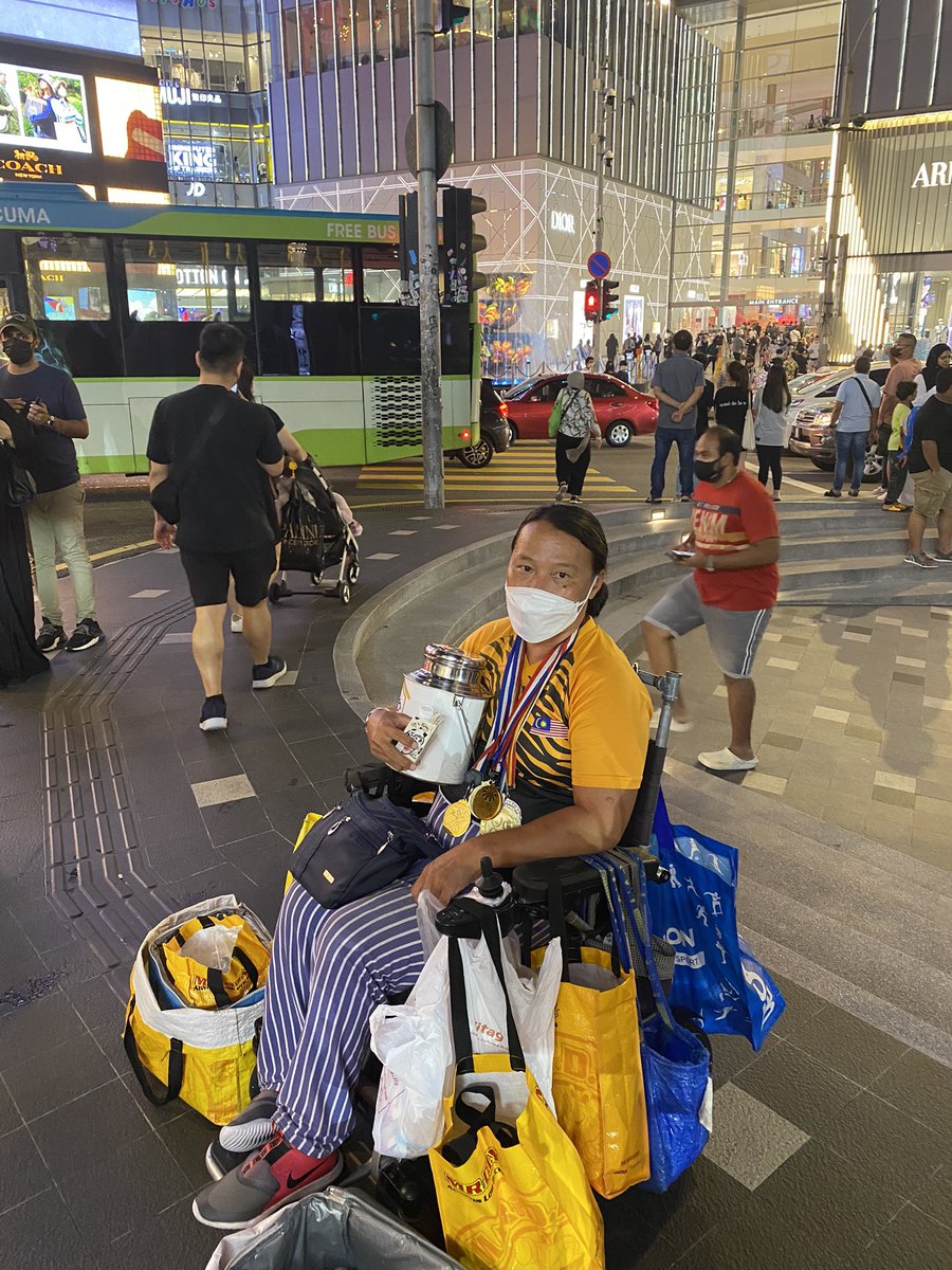 danial_mazalan's tweet photo. Salam all tadi aku ada meeting kat Starhill terjumpa former Paralympian Koh Lee Peng. Kesian beliau, jual tisu untuk meneruskan kehidupan bayar sewa, beli ubat. Aku tanya KBS ada datang bantu?  Beliau cakap sekali je datang lepas tu takda dah. https://t.co/q7Pt6RXeif