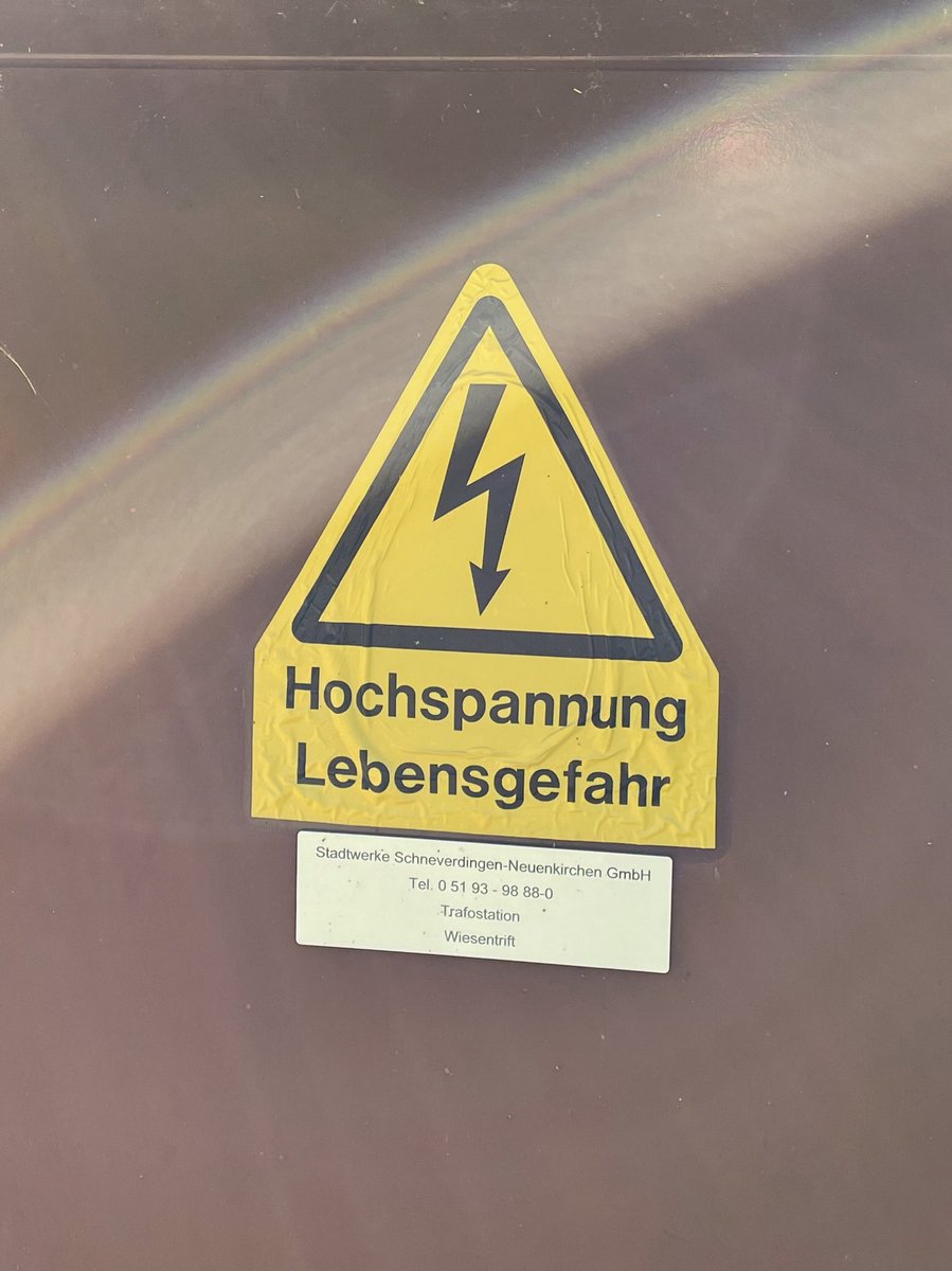 Muss ich erst studieren, damit ich weiß, dass das eine Ortsnetzstation ist. Apropos - im Grunde ist es keine Hochspannung, nur Mittelspannung. Na gut, lebensgefährlich ist es tatsächlich. ⚡️💡