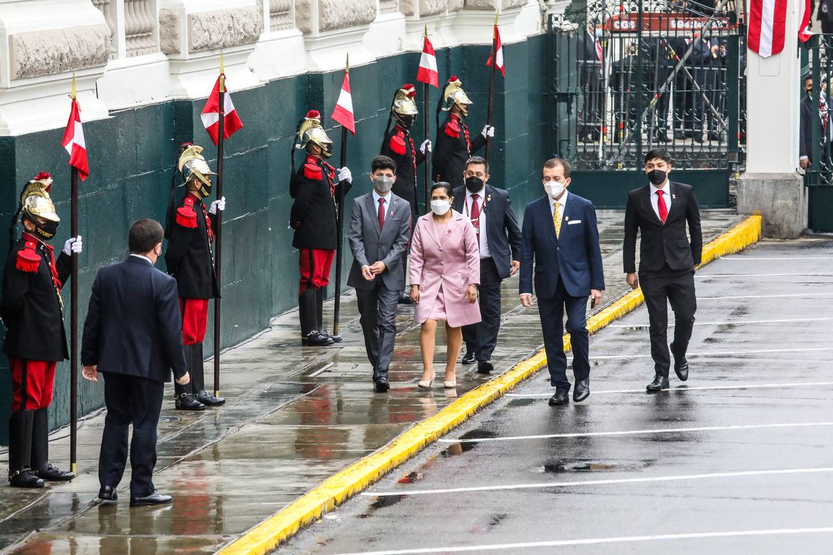 #AHORA Lilia Paredes, esposa del presidente Pedro Castillo, y su hijo mayor, llegaron al Congreso para las actividades oficiales de #FiestasPatrias2022 📸: @fabi_gc