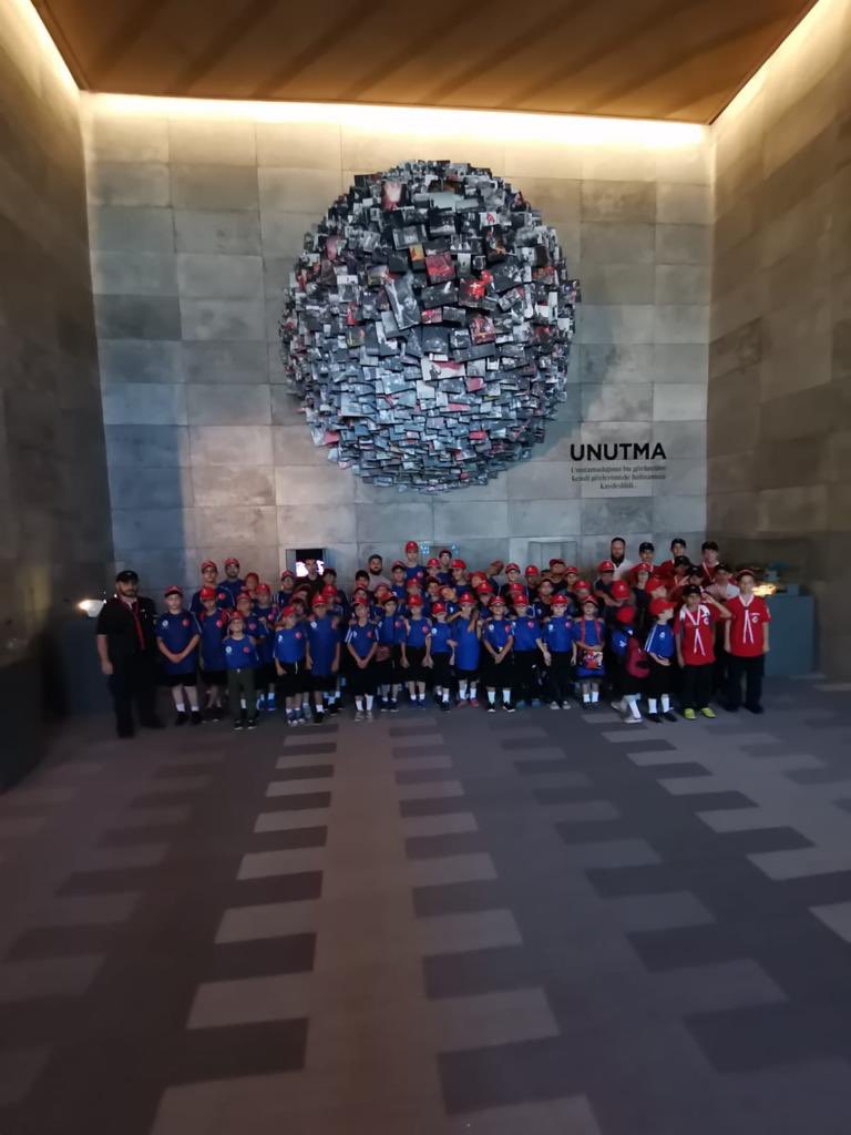 İzcilik tanıtımına katılan çocuklarımız 15 Temmuz Şehitler Makamını ve 15 Temmuz Hafıza müzesini gezdiler.🇹🇷
Bayrak marşını söyleyerek ziyaretimizi tamamladık.🙌🏻
Unutma;
İzci Türesinin ikinci maddesi "İzci, yurduna, milletine, ailesine ve izci liderlerine sadıktır."