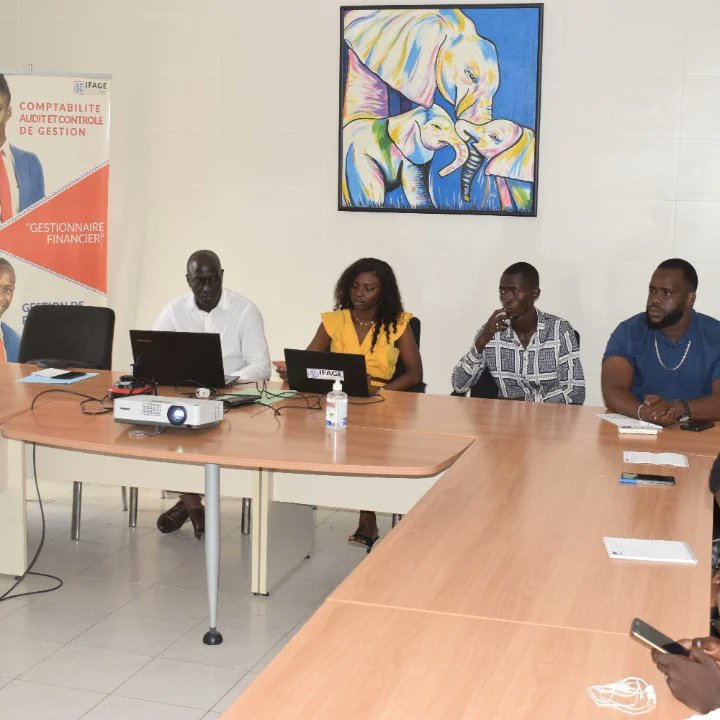 ifage_dakar's tweet photo. 🚩Retours en image de la séance de formation avec notre partenaire AXA sur la vulgarisation du produit d’assurance auto via l’application Openinsur. Formation effectuée avec nos certifiés en intermédiaires d’assurance fraîchement diplômés 🎓
#formationcontinue #RENAISSANCE #dakar https://t.co/kg0wDRLdOO