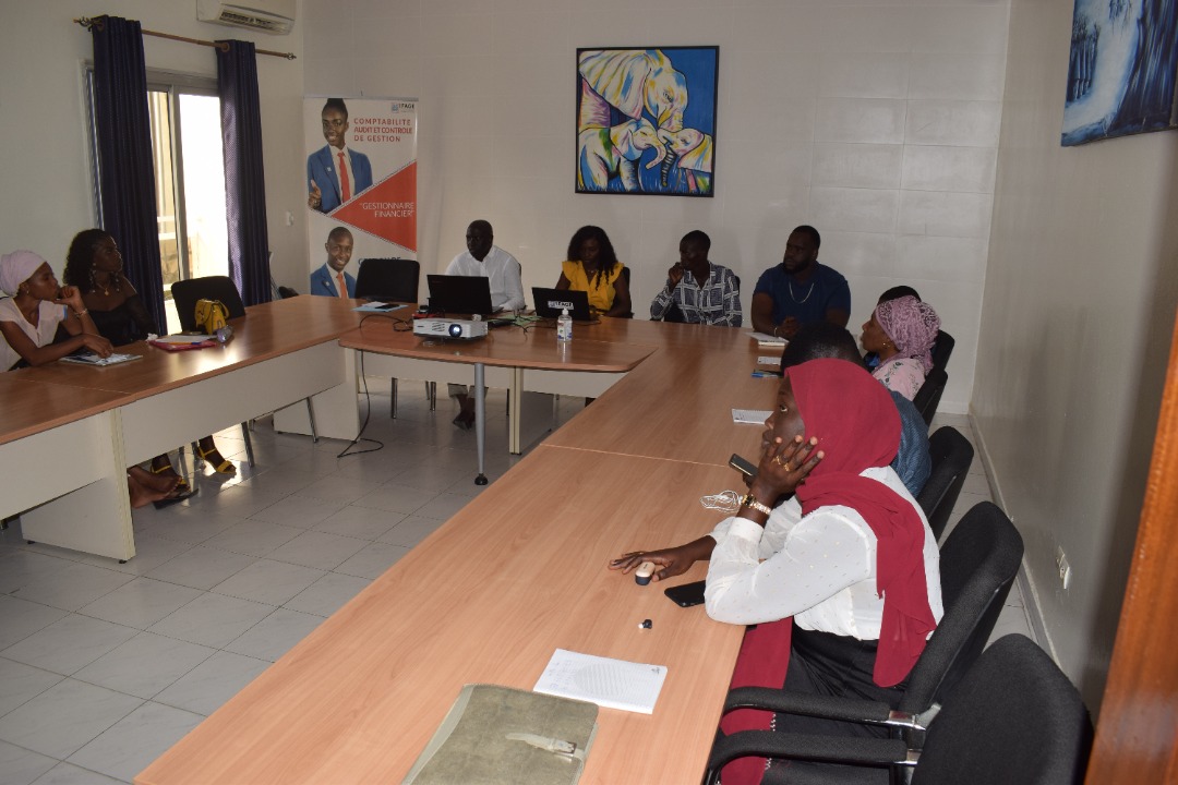 ifage_dakar's tweet photo. 🚩Retours en image de la séance de formation avec notre partenaire AXA sur la vulgarisation du produit d’assurance auto via l’application Openinsur. Formation effectuée avec nos certifiés en intermédiaires d’assurance fraîchement diplômés 🎓
#formationcontinue #RENAISSANCE #dakar https://t.co/kg0wDRLdOO