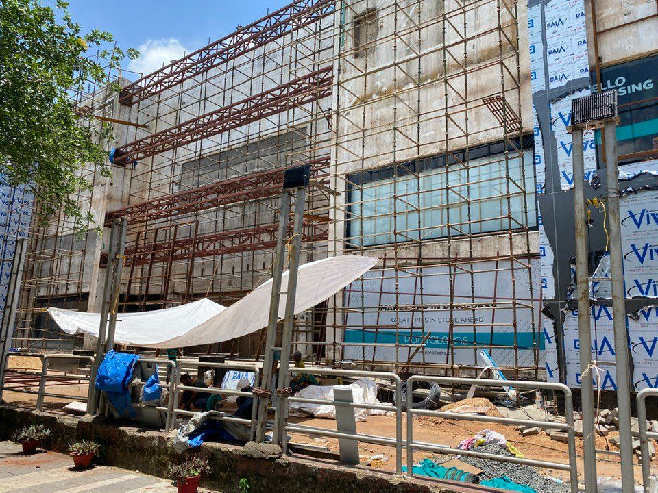 prachitara9's tweet photo. Violating safety rules #Pantaloon #Bhubaneswar is calling customers in safety hazard environments @BDA_BBSR human life at risk @pantaloonsindia @bmcbbsr https://t.co/mPiQ12Mol1