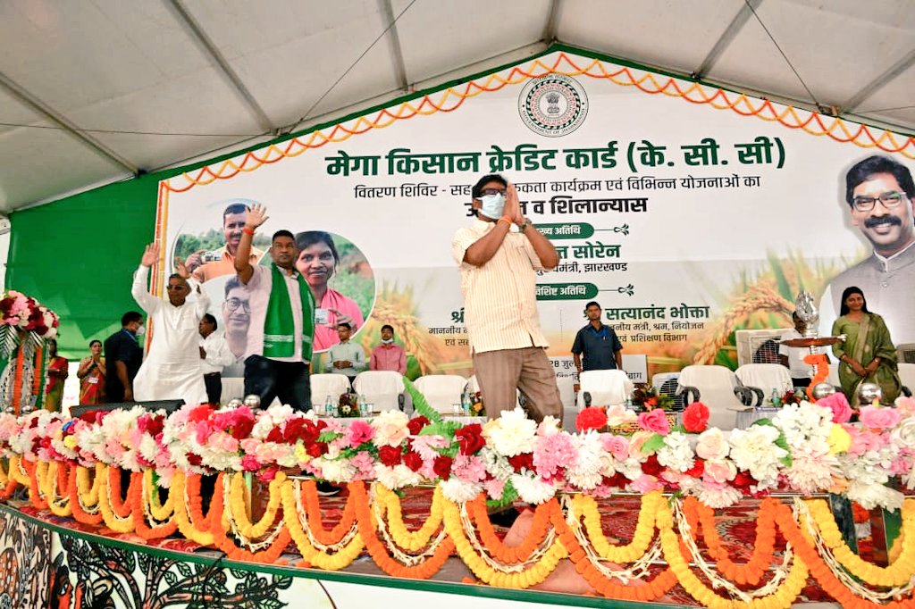 HemantSorenJMM's tweet photo. राज्य के लाखों कर्मचारियों की बरसों पुरानी, पुरानी पेंशन की माँग को हमारी सरकार ने स्वीकृति दी है। यह समझ से परे है कि इस मुद्दे पर हमारे विपक्षी विरोध क्यूँ कर रहे हैं?
सरकारी कर्मी हो या आम जरुरतमंद व्यक्ति, सभी को सामाजिक सुरक्षा प्रदान करना हमारा कर्तव्य है, हमारा संकल्प है। https://t.co/wfwxqD2dNq