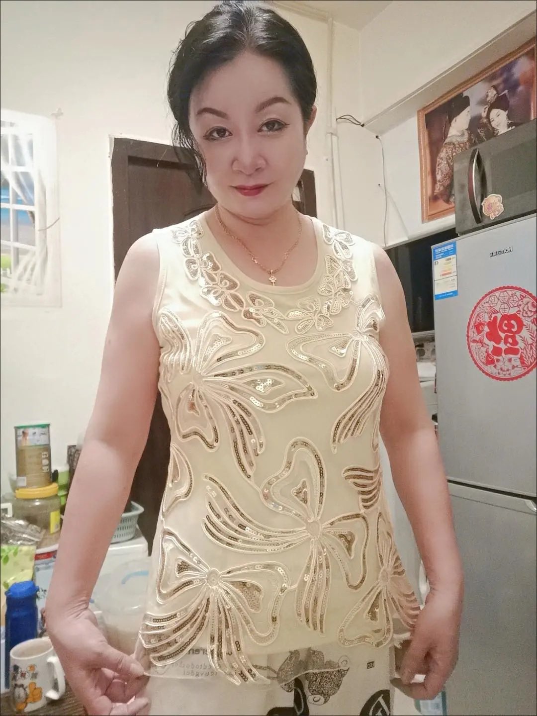 南京乱伦母子on twitter 刚吃完饭骚妈迫不及待的给我展示她的新衣服不穿内衣两个大奶子下垂的不成样子https |