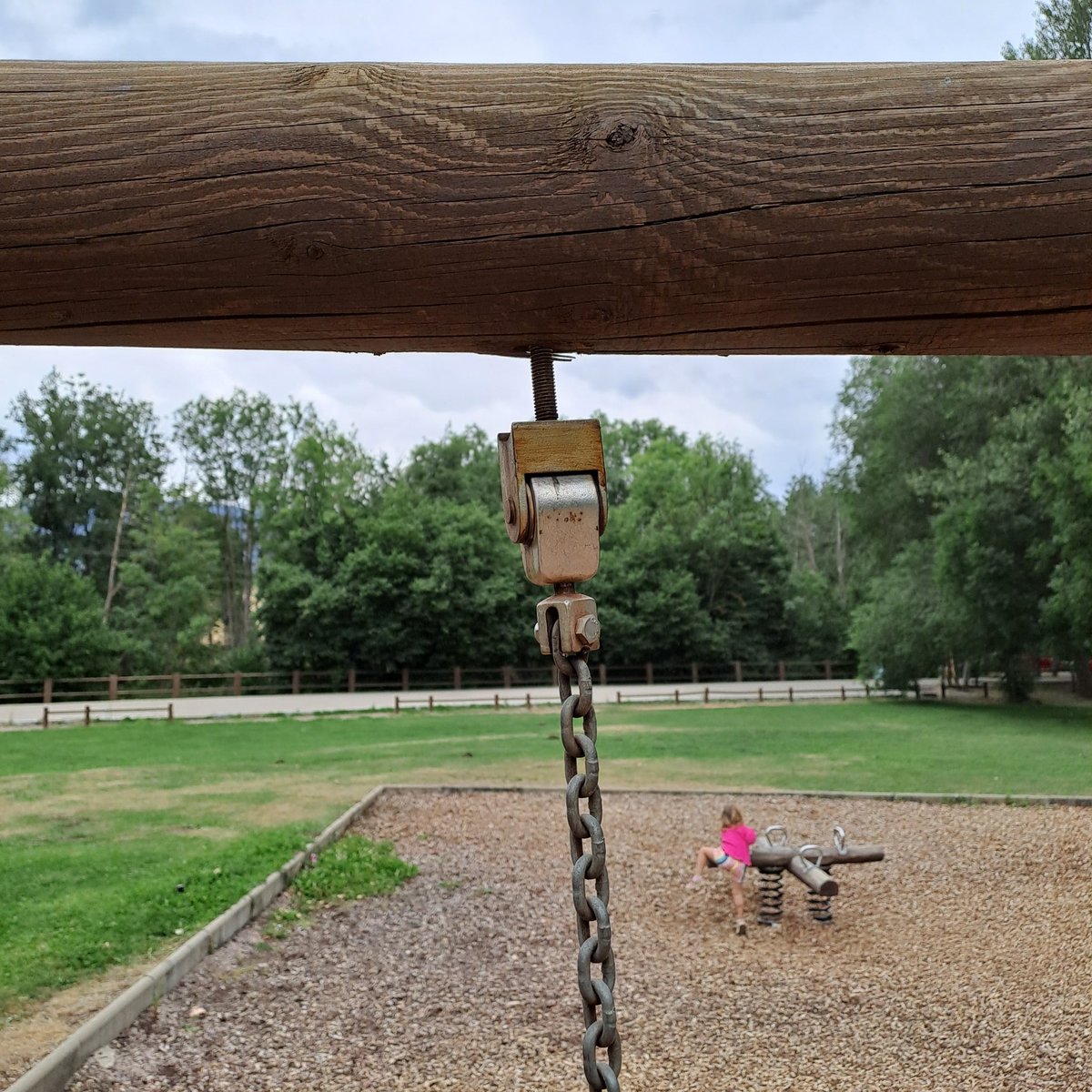 AnnaLlosas's tweet photo. Brigada de l'ajuntament de Llívia, ULL que penja el gronxador del parc infantil de Sant Guillem, perill de que algún infant prengui mal @de_llivia https://t.co/dYfXcfuffF
