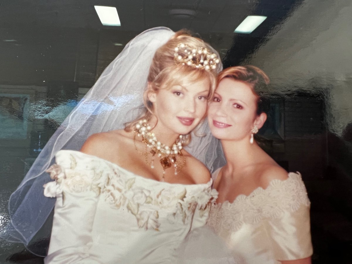 JodiHaigh's tweet photo. Vale Neighbours ❤️ @NeighboursTV what an episode! Laughter and tears, the perfect blend x #Neighbours I am grateful for the memories x https://t.co/x1hfUYt3ze