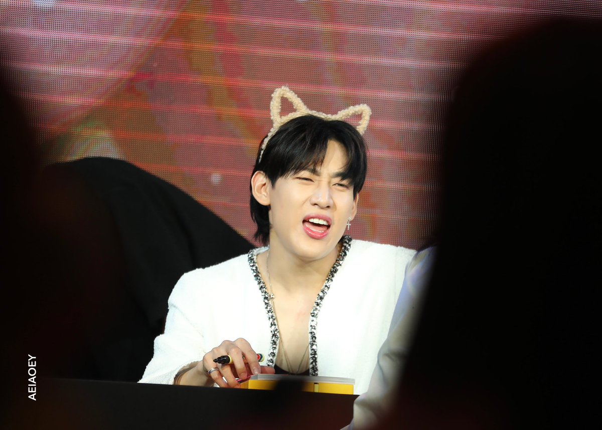 mootyBB's tweet photo. แมวเรามีพฤติกรรมแบบนี้แปลว่าอะไรหรอคะ เค้าชอบงอแงใส่เรามาก ชอบร้องมะม้าๆๆๆ

MANILA FANSIGN GOT BAMBAM
#BamBamFansignMNL
#BamBam    @BamBam1A https://t.co/jWdc3NSFFh