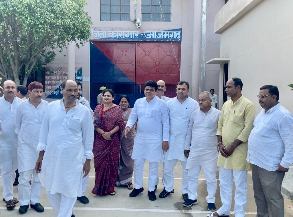आज जिला कारागार आजमगढ़ में आदरणीय विधायक श्री रमाकांत यादव जी एवम् क्षेत्र के समाजवादी नेता श्री राजाराम यादव जी व प्रधान  राम सेवक चौहान जी से मुलाकात किया |