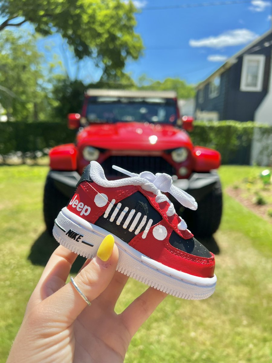 kaponte_'s tweet photo. What car logo should I paint next?? 

IG: @kelseyskustoms_ https://t.co/HlUAbKcult