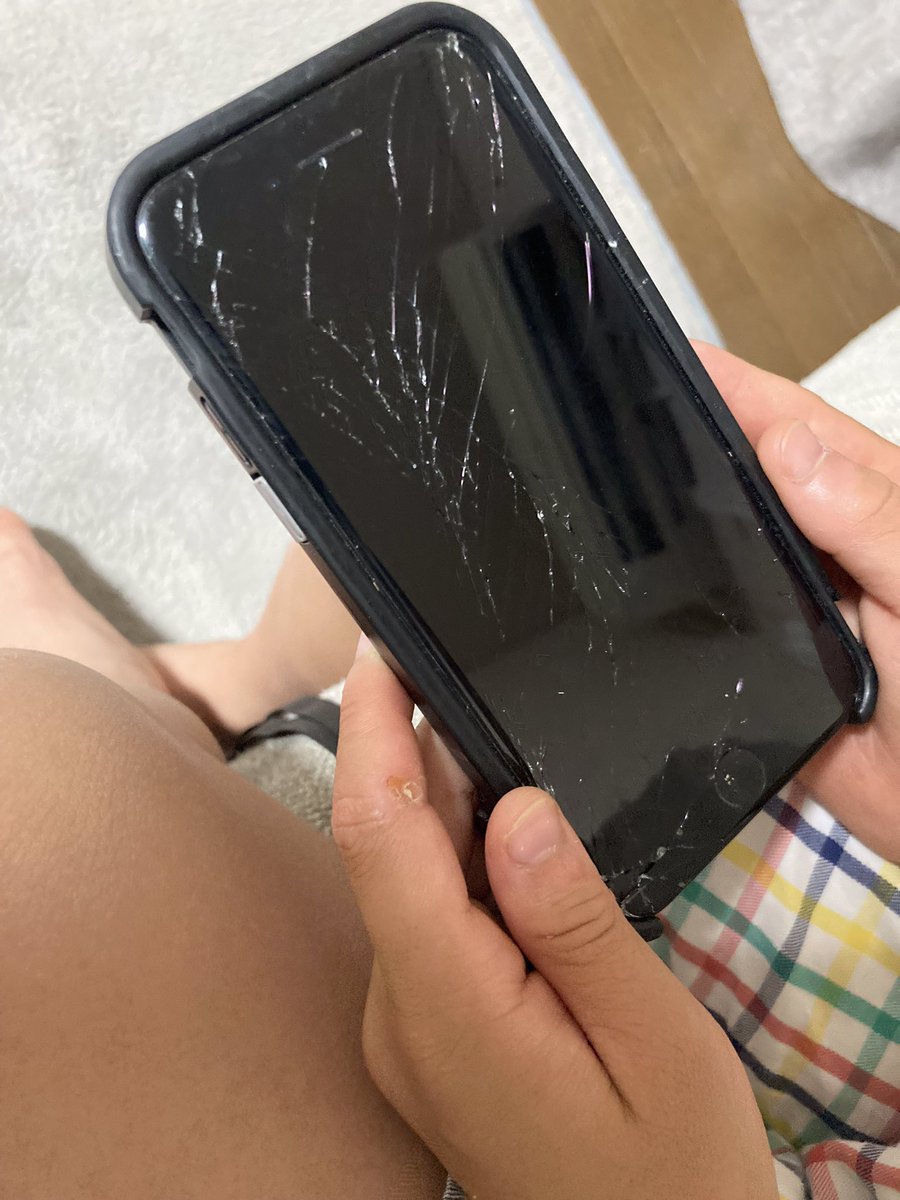 giraffe_nft's tweet photo. 僕は、スマホ割れながら頑張ってます。ぜひ僕の作品買ってみてください。ついでにいいね♥️もして下さったら嬉しいです。

#NFTCommunity #NFT #NFT宣伝 https://t.co/TBsYrm5w1N
