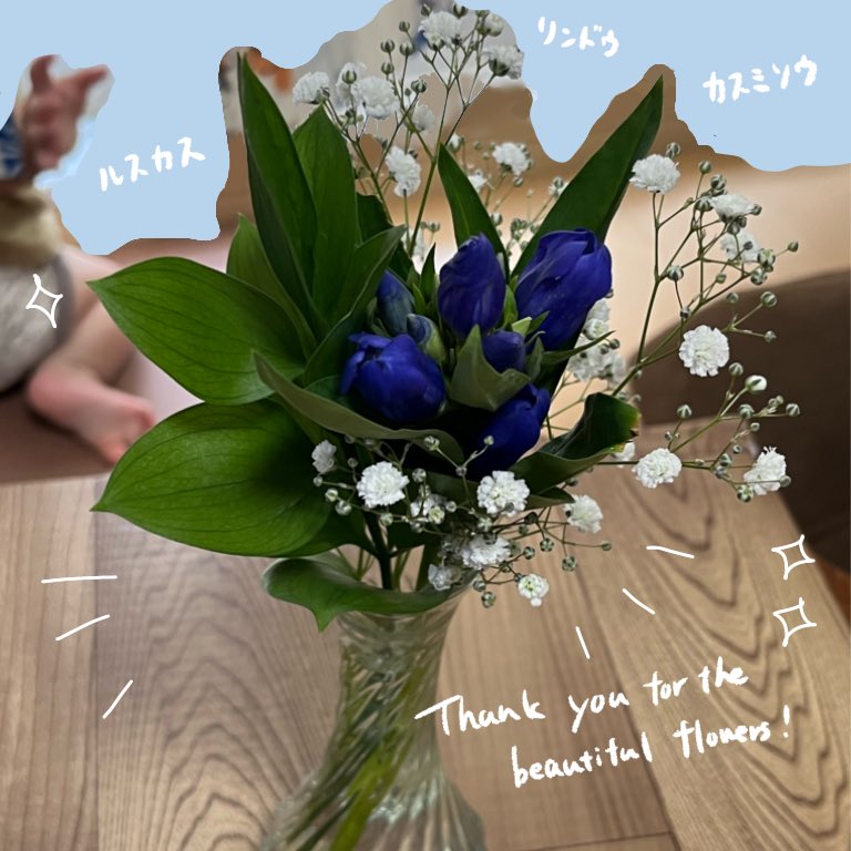bloomeeさんからお花が届きました💐「ままの好きな青いお花だねー!」と子ども達も大喜び☺️キッチンの横に飾って、家の中が華やいだ様に感じます✨🌷 