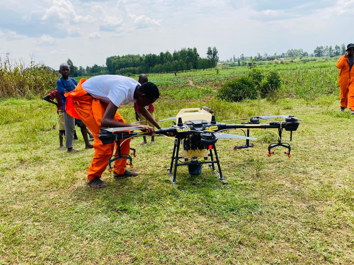 This week, @EndMalariaKenya accompanied by the @MalariaYouthKE which marks its first year since launching by H.E President Uhuru Kenyatta are in Busia, Kenya. The teams are leading anti-malaria activities by use of drones for mosquito larviciding. #ZMSWM