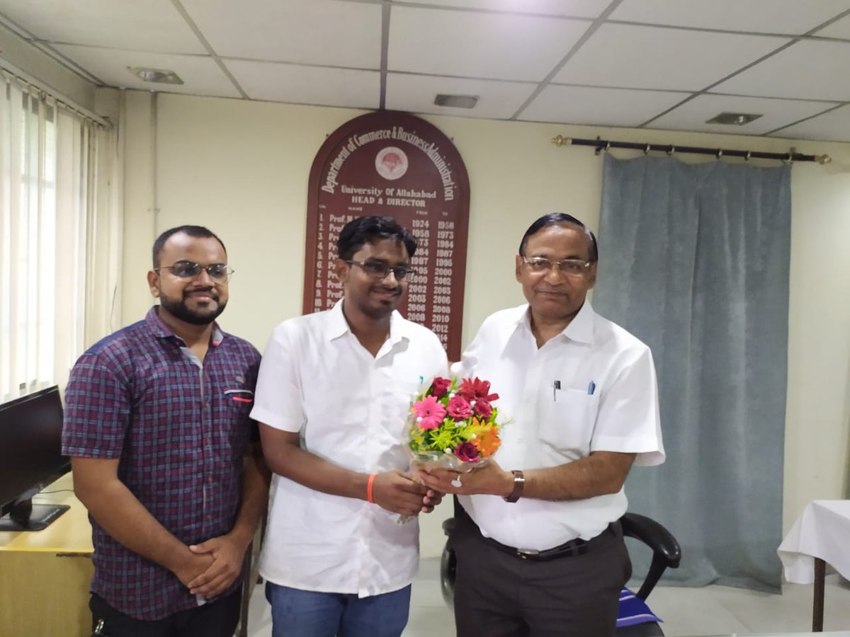 आज <a href="/UoA_Official/">University of Allahabad</a> के वाणिज्य विभाग के नवनियुक्त विभागाध्यक्ष प्रोफेसर राधेश्याम सिंह सर को गुलदस्ता भेंट कर नये दायित्व के लिए बधाई दिया!🌺❤️

आशा है कि सर आपके कार्यकाल में वाणिज्य विभाग में बहुत कुछ नया बदलाव देखने को मिलेगा!

#बधाई_गुरु_जी💐

<a href="/UoA_Official/">University of Allahabad</a> <a href="/NsuiAuOfficial/">NSUI Allahabad University</a>