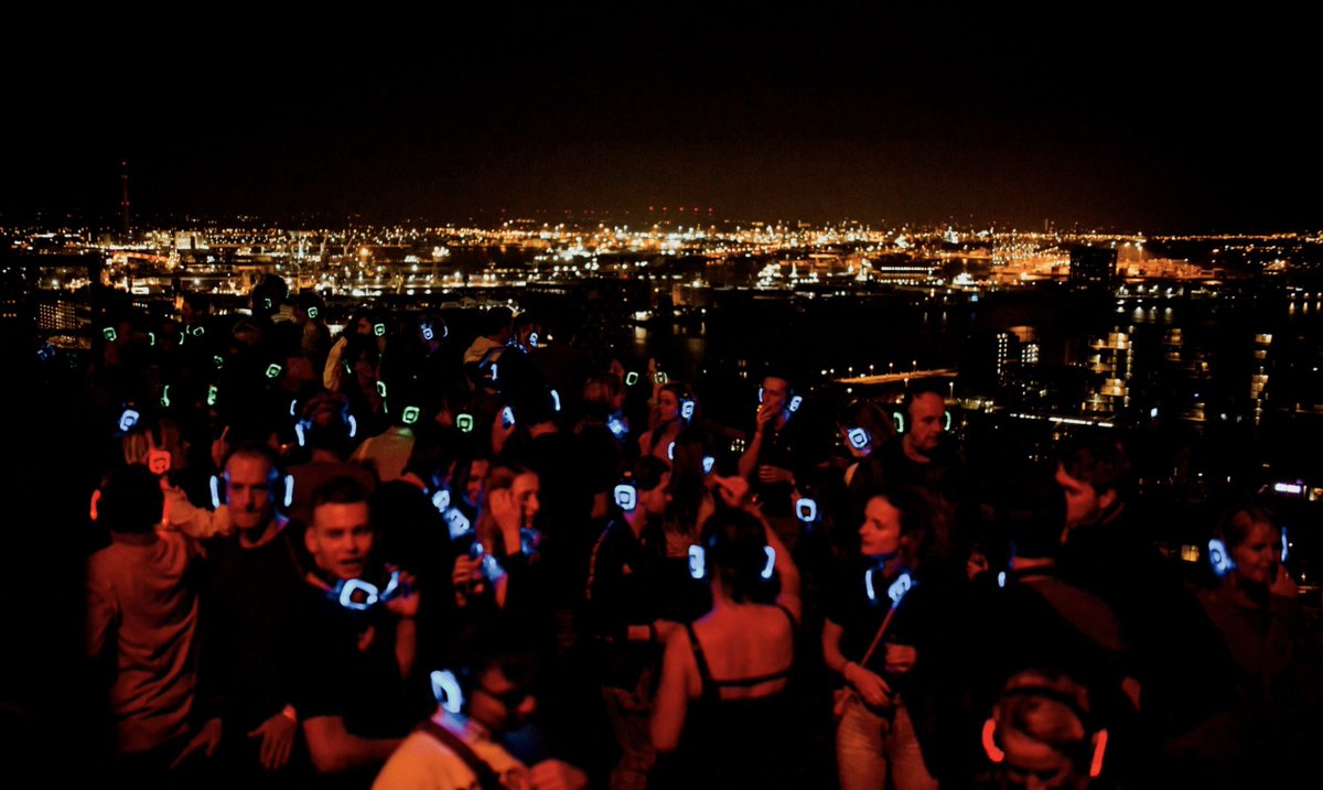 🎧🎶 𝗦𝗜𝗟𝗘𝗡𝗧 𝗗𝗜𝗦𝗖𝗢 𝗘𝗨𝗥𝗢𝗠𝗔𝗦𝗧
Zin in een feestje in Rotterdam? Dit wordt niet zomaar een feestje. Wij brengen deze silent disco op de Euromast letterlijk naar een hoger niveau! Haal je tickets:

euromast.nl/events/silent-…

#euromast #silentdisco #rotterdam