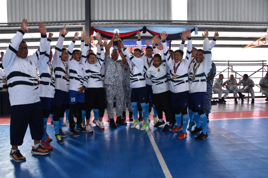 BolaTldm's tweet photo. Perlawanan Akhir Lelaki Kejohanan Futsal ISG 2022. Keputusan Penuh Seperti Berikut:

 TLDM (10) - (8) TUDM

#WEARECHAMPION
#COMEBACKISREAL 
#ISGFUTSAL22
#RAHMATILAHRMN
#MAJULAHSUKANUNTUKTLDM 
@KDTEGUHSAMUDERA
@KDMAHAMIRU https://t.co/12GgKORXyN