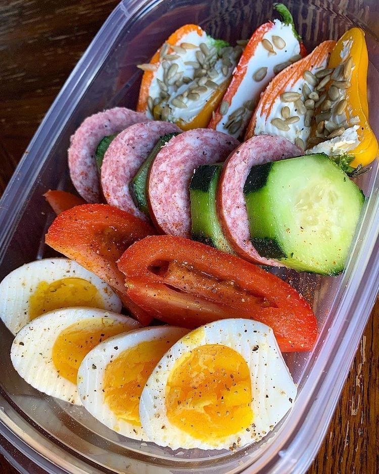 Easy Keto Lunchabl 😋

🥚 Over Medium boiled eggs (my fave!)
🍅 Tomato
🥒 Cucumber and beef summer sausage
🫑 Mini Bell Peppers + cream cheese + sunflower seeds
By: alltheway_fit

#ketolunch #ketomealprep #mealpreps #keto #ketodiet #ketosis #ketoweightloss #keto #ketorecipes