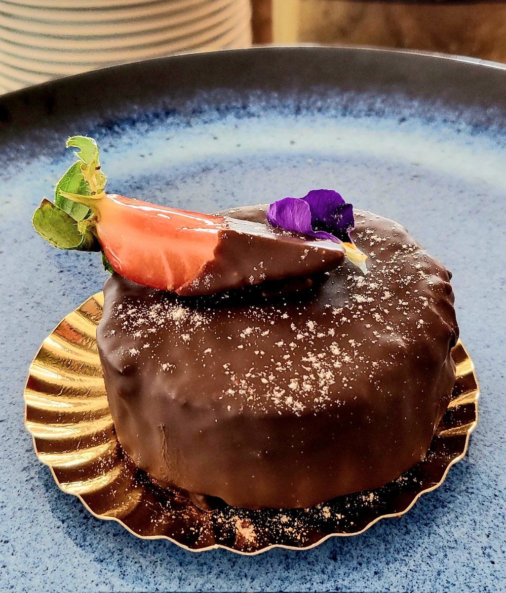 livingitupct's tweet image. Take me back to a feast of delicious flavours &amp;amp; vibrant colours at the uber-cool C Mauritius Hotel! 💜🧡 #MyCignature #CoolestAllInclusive #EastCoastRocks #Travel #ThrowbackThursday #Mauritius @AfricanSynergy @C_resorts