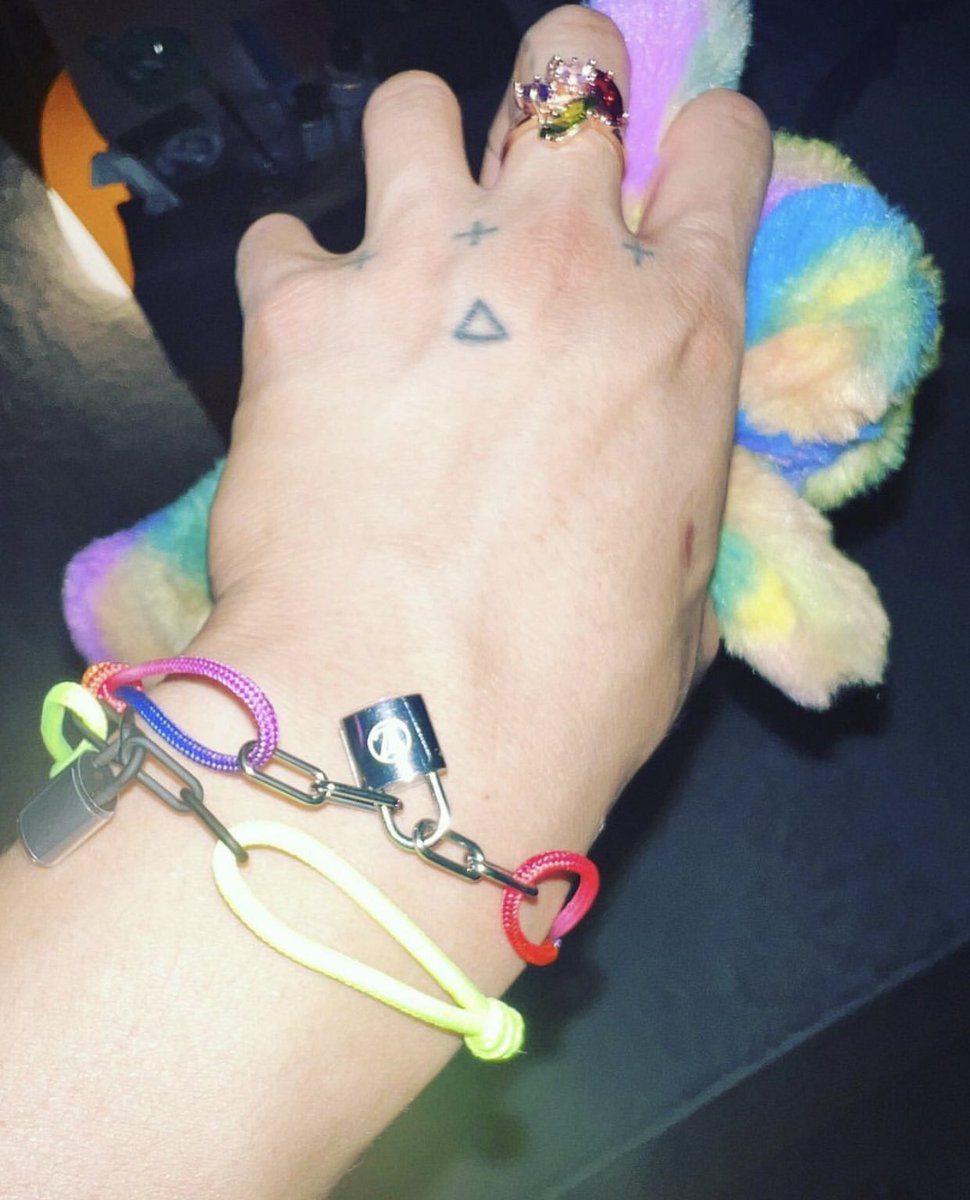 rugayainseo_twt's tweet image. Mino is wearing the LV x UNICEF #MAKEAPROMISE bracelet - campaign by UNICEF and Louis Vutton, which raising funds that will help support and protect children in need