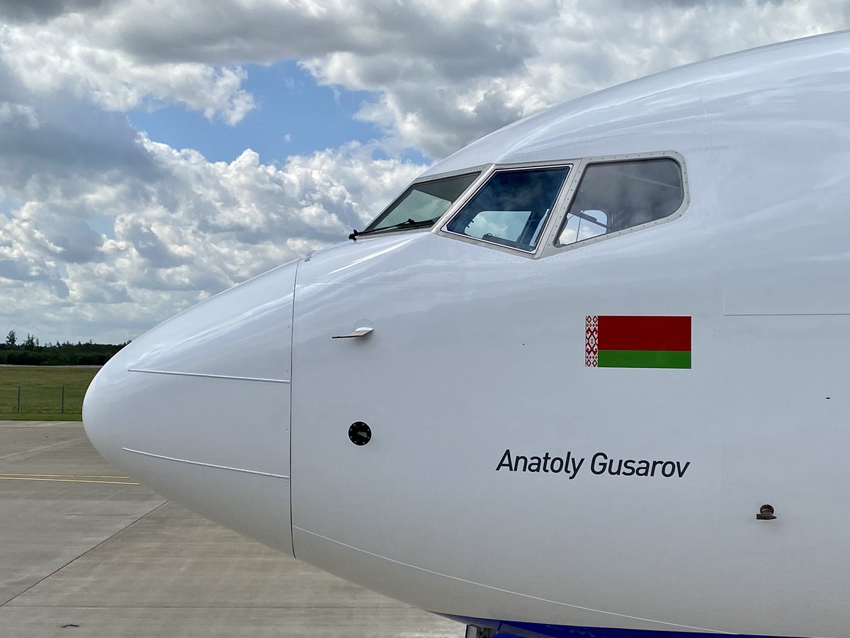 Теперь самолет Boeing 737-8 носит имя Анатолия Гусарова – это первый генеральный директор авиакомпании. Он руководил Belavia 25 лет.