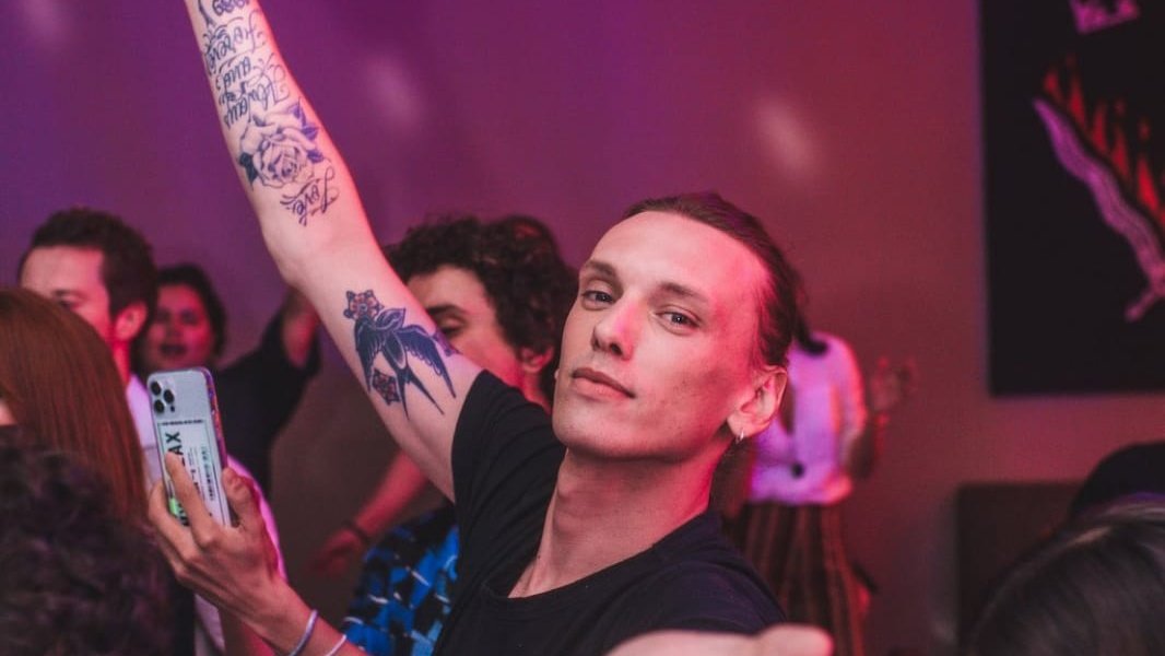 QUlNN94's tweet image. não sou de falar coisas bonitas mas vamos lá ... jamie bower usando coque no brasil