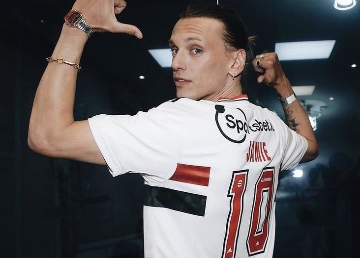 QUlNN94's tweet image. não sou de falar coisas bonitas mas vamos lá ... jamie bower usando coque no brasil