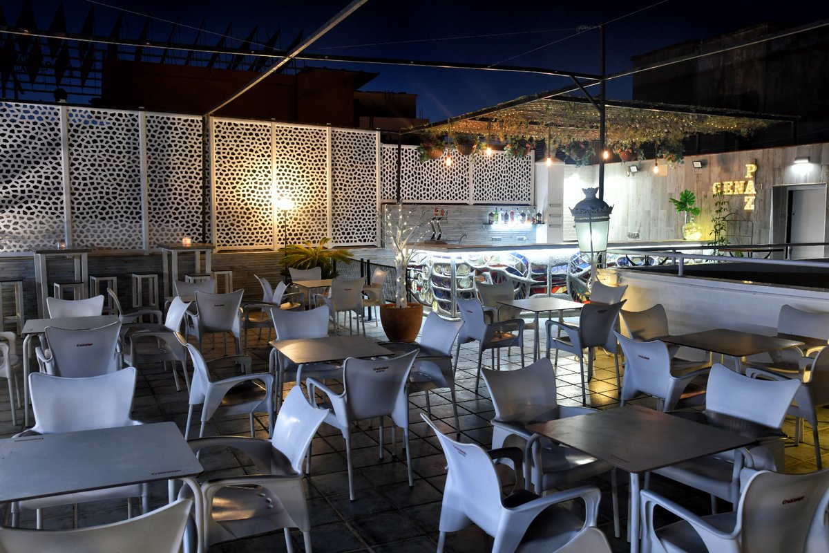lacenademalaga's tweet photo. Seguimos sumando viernes de verano en nuestra terraza. Entrada libre. https://t.co/pvh9rAT2Fh