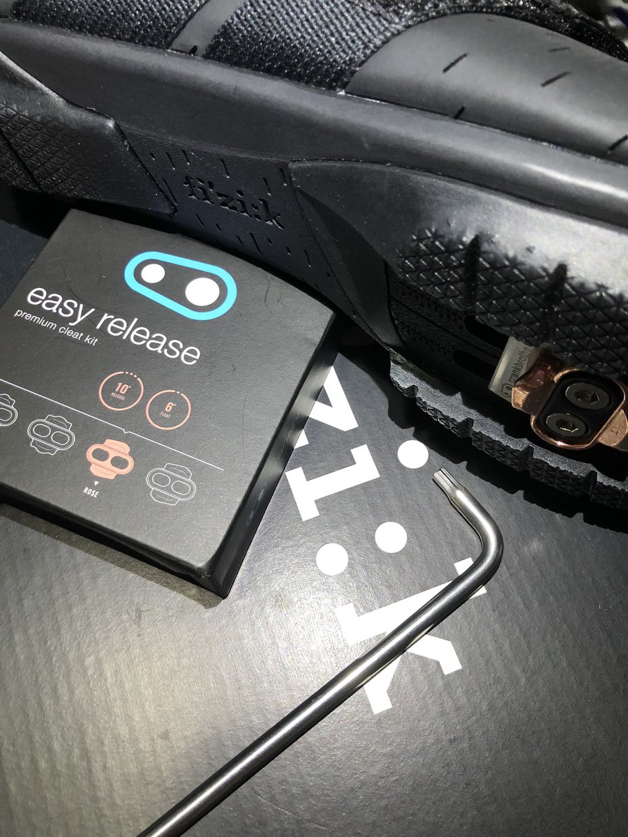 街乗りなので、ストップ・アンド・ゴーに対応しやすそうなクリートに。