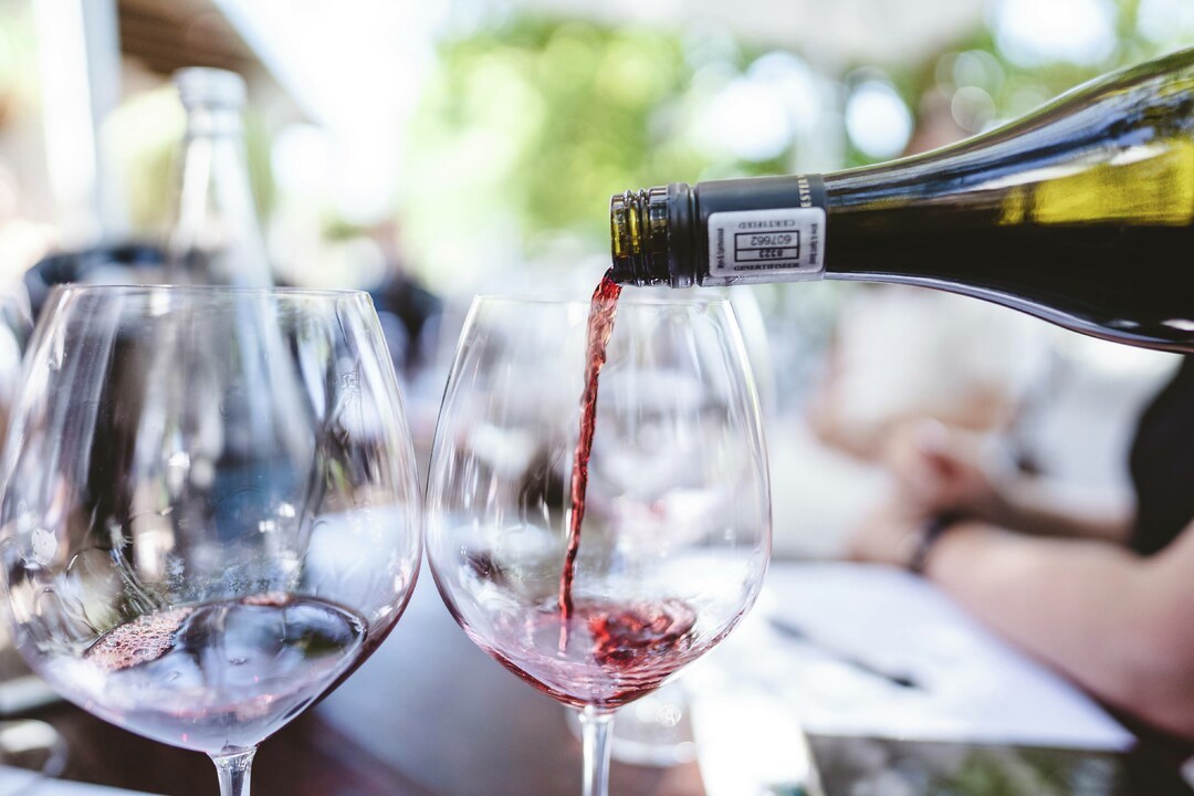 🍷 July is the ideal month to celebrate Shiraz which is, without doubt, a food wine and winter dishes love a glass of good red wine. Read more about Shiraz - -> kenforresterwines.com/shiraz-wine-da… #winelovers #shirazday #shiraz #newworldwine #foodandwine #kenforrester