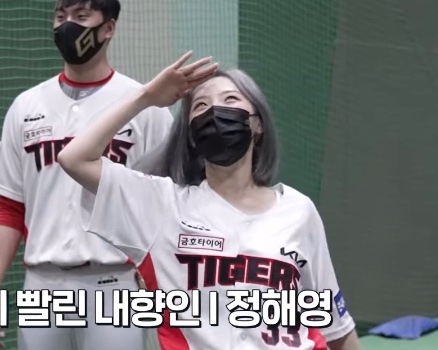 hourly loonacatcher bot - CLOSED tweet media