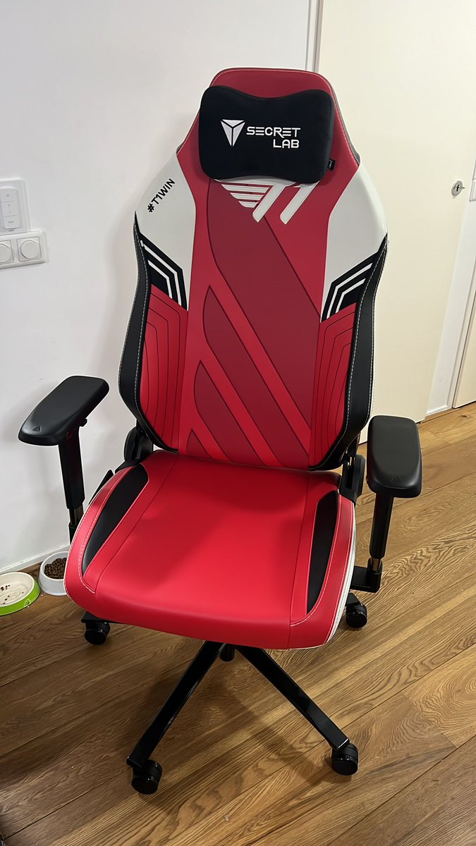 ThaRealWally's tweet photo. Got my new T1 chair #secretlab #T1WIN #T1Fighting https://t.co/GBrSuCKyTQ
