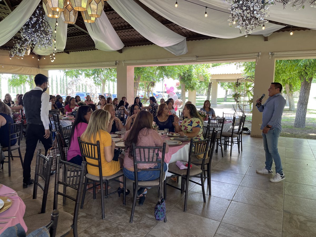 MartinreaInt's tweet photo. In Mexico, four of our facilities prepared a special event for #MothersDay as a gesture of gratitude and appreciation. During the celebration they gave them a gift and surprised them with a special show. #OneMartinrea https://t.co/y9YbZEQ2qc