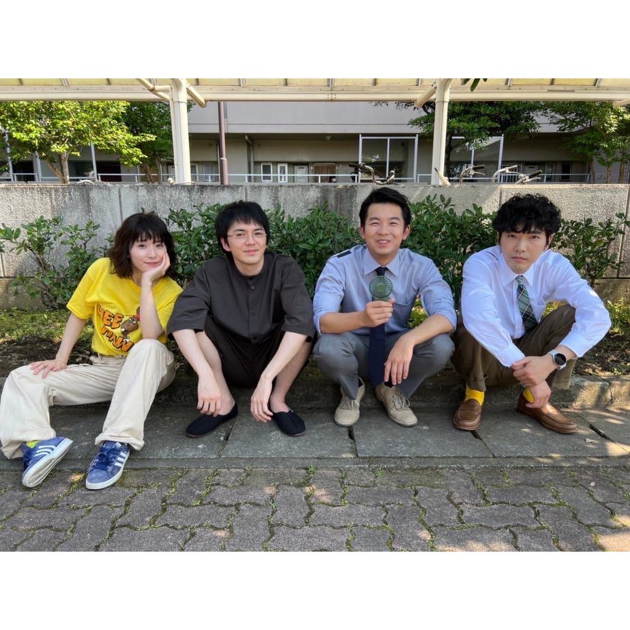 林遣都 衣装も座り方も可愛い 初恋の悪魔 仲野太賀 松岡茉優 柄本佑のチームワークが最強 歌詞検索サイト Utaten ふりがな付
