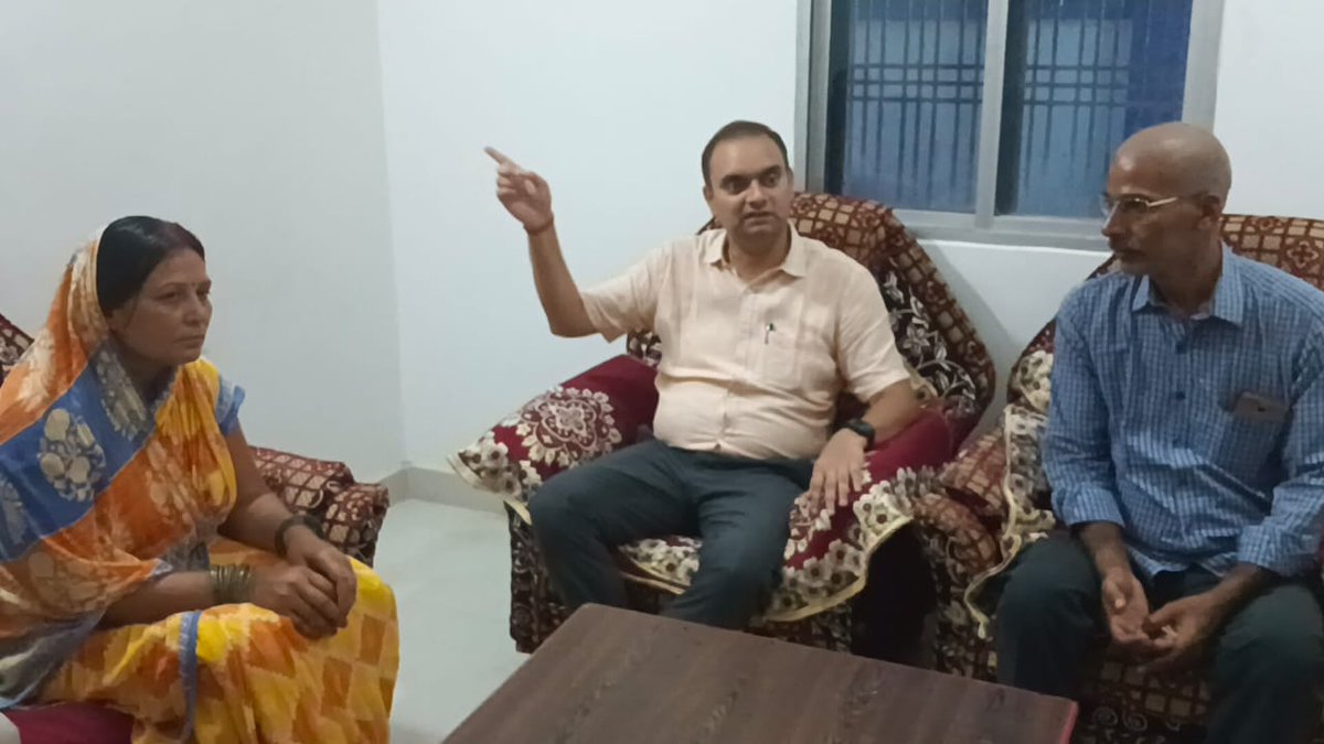 खगड़िया के लाल शहीद कैप्टन आनंद के पैतृक आवास परबत्ता के नया गांव शिरोमणि टोला पहुँचे जिलाधिकारी डॉ आलोक रंजन घोष ने परिजनों से मिलकर बढ़ाया ढांढस ।