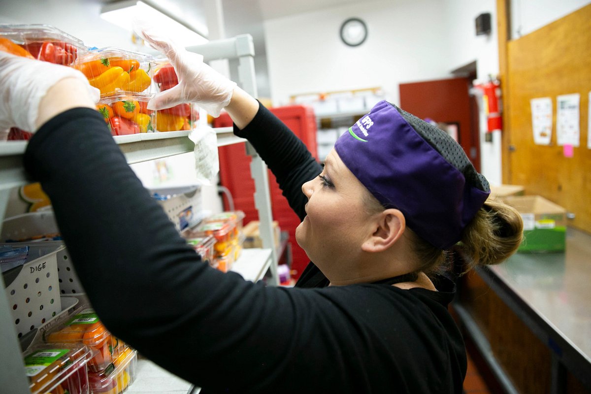 The @SchoolLunch study supported by @nokidhungry highlights the continuing impact of supply chain issues & labor shortages on school meal programs, as well as highlights action that districts have introduced to confront this crisis.🍎 Learn more: bit.ly/3oBuLwM