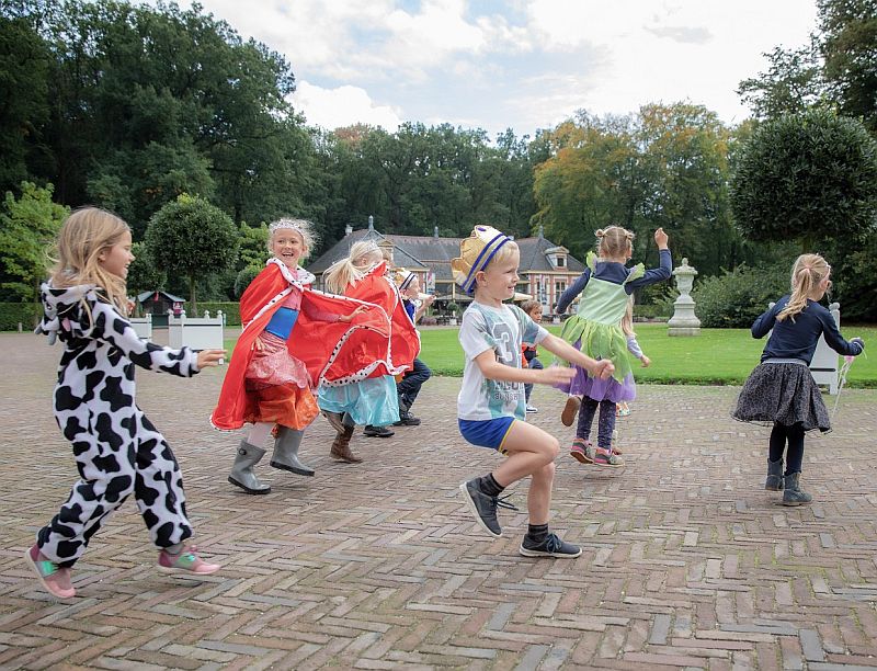 museumkaart's tweet photo. Het is vakantie en dat betekent leuke dingen doen! De Prinsen- en Prinsessendagen bijvoorbeeld, in @paleishetloo in Apeldoorn, t/m 18 aug elke di t/m do.  Of je nu als prinses, krokodil of superheld komt, verkleed of niet, iedereen mag meedoen! 
https://t.co/NfBS0U0piA https://t.co/ukyln9mQab