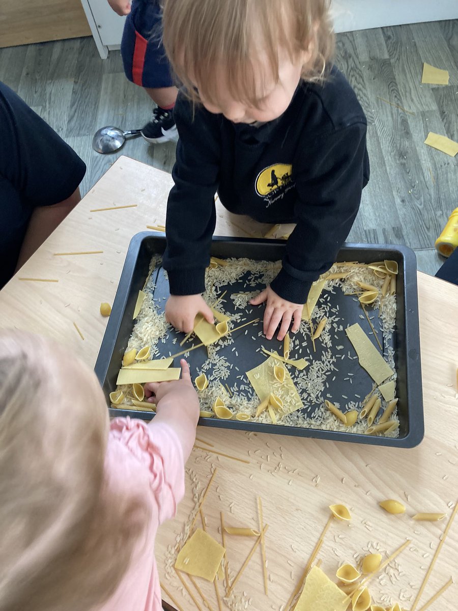 Portico_Lodge's tweet photo. Babies using those all important fine motor skills during their sensory play today #tinytouch @SarahFilPortico https://t.co/AXextS2X4T