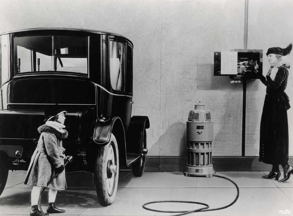 ShadowManClub's tweet photo. Historic photo

Girl charging a Baker electric car, circa 1914.

#ElectricVehicles #ElectricCars https://t.co/uMG8UIZvSa